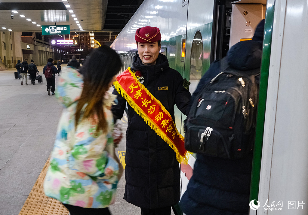 1月19日，列車乘務人員在站台為旅客引導服務。楊寶森攝