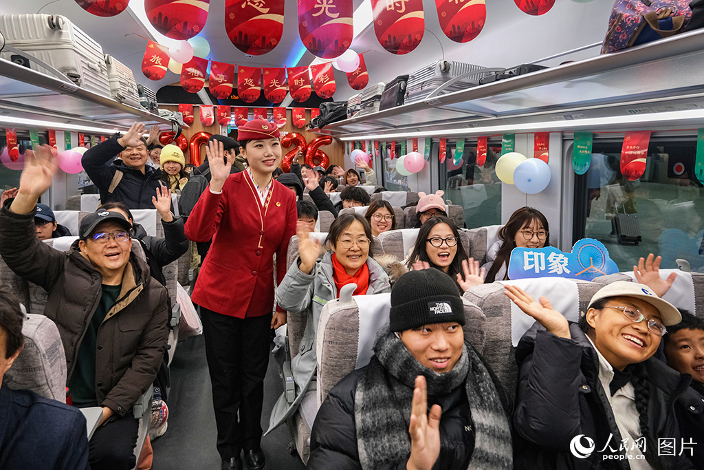1月19日，列車首發活動中乘車旅客進行互動。楊寶森攝