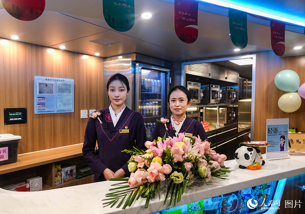 1月19日，列車餐吧服務人員迎接旅客。楊寶森攝