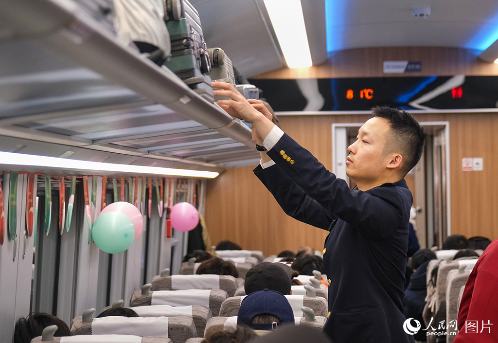 1月19日，列車乘務人員正在整理行李物品。楊寶森攝