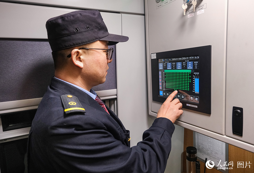 1月19日，列車機械師正在對設備進行檢查調試。楊寶森攝