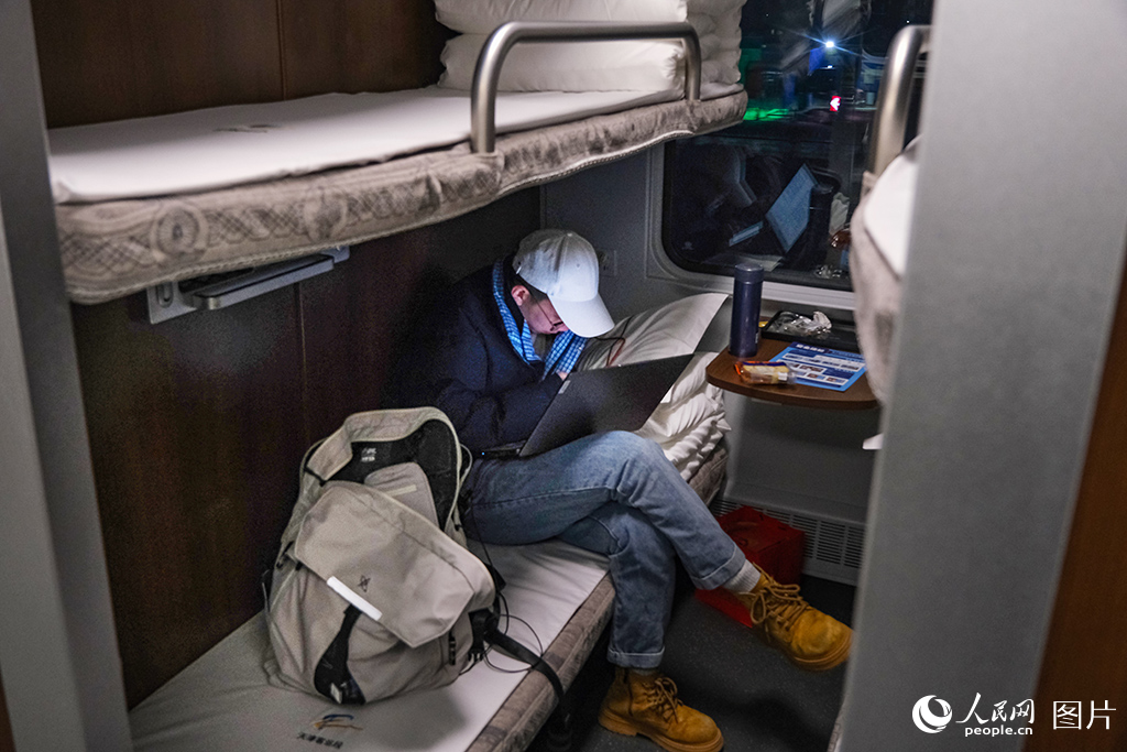 1月19日，乘車旅客在臥鋪車廂使用電腦辦公。楊寶森攝