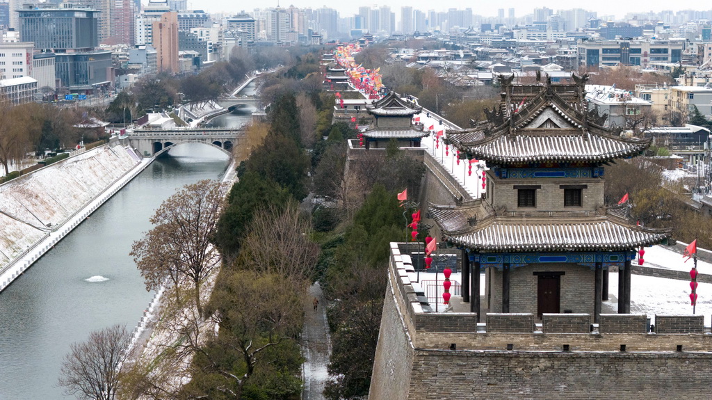 西安城墙东南角及护城河（无人机照片，1月20日摄）。