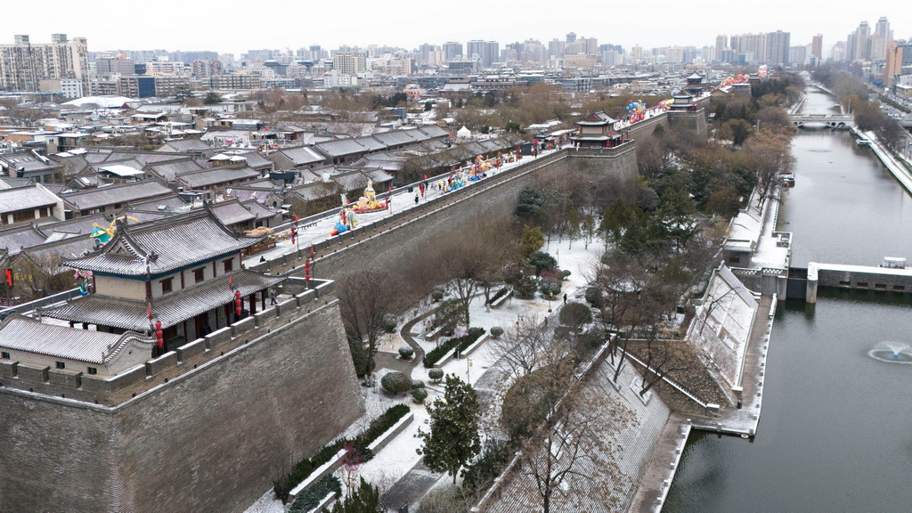 西安城墙及护城河南段（无人机照片，1月20日摄）。