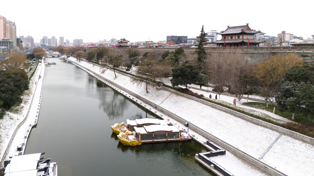 西安城墙及护城河南段(无人机照片,1月20日摄)。