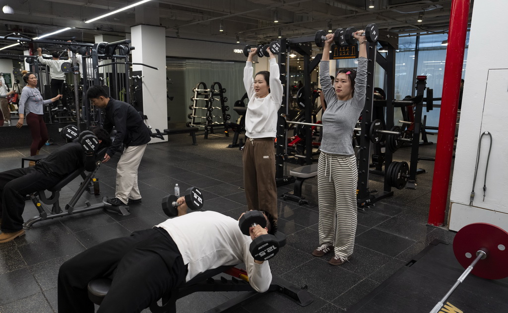 1月19日,人们在苏州市工人文化宫内健身。