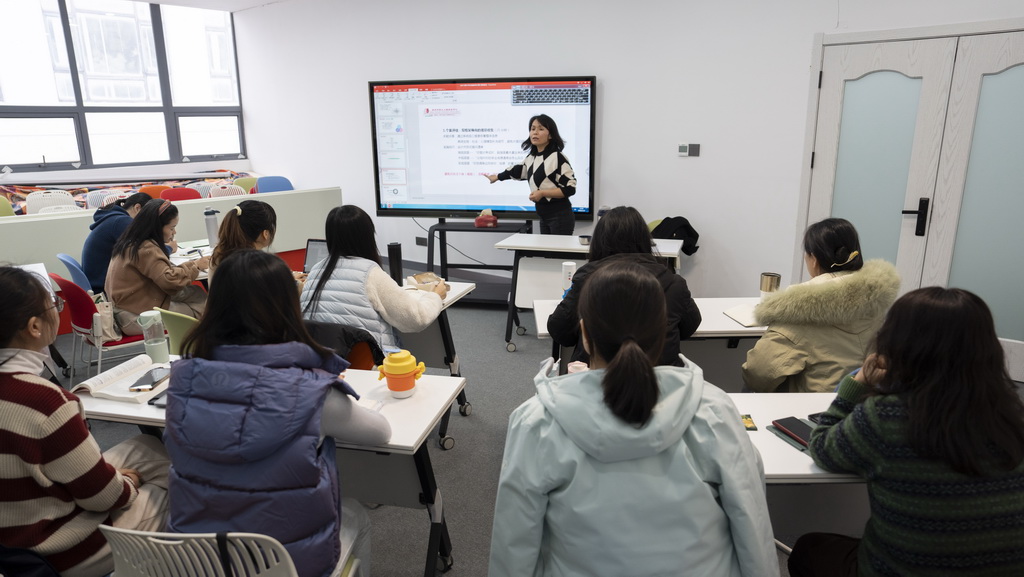 1月18日,在苏州市工人文化宫职工心理服务中心举行的咨询师成长训练营上,授课老师为心理学爱好者讲实际操作课。