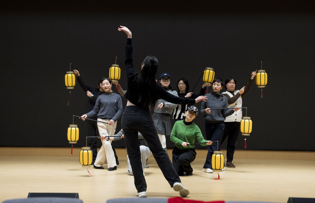 1月19日,在苏州市工人文化宫的多功能厅,企业职工在舞蹈老师带领下排练年会舞蹈。