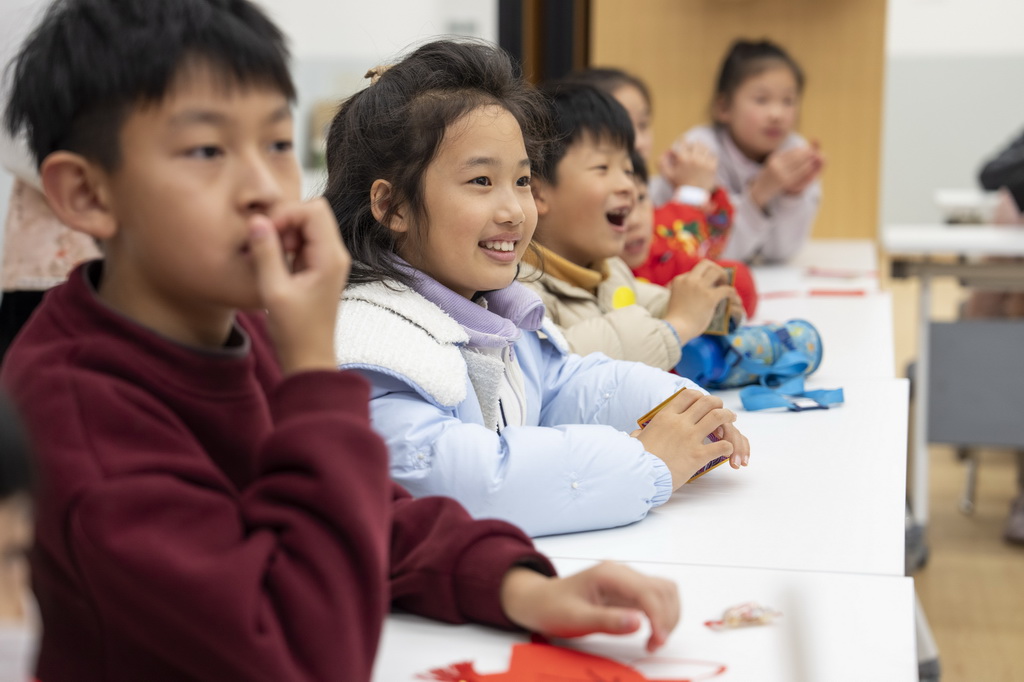 1月18日,小朋友在苏州市工人文化宫文化楼内参加小荷美育活动课。