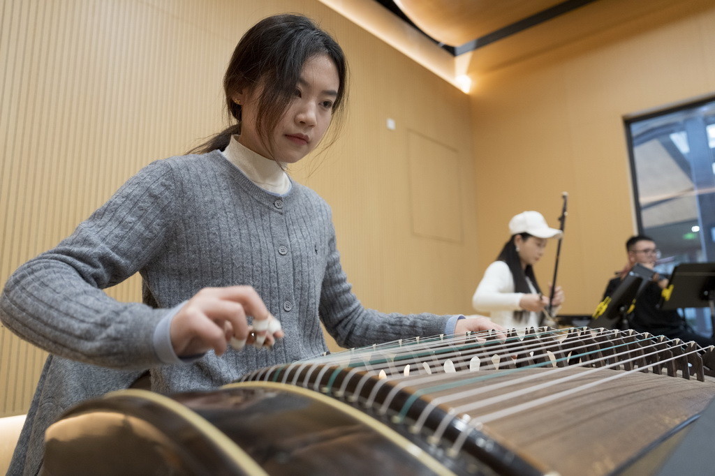 1月19日,在苏州市工人文化宫的职工音乐厅,一名苏州市职工艺术团繁星乐团的成员在练习古筝。