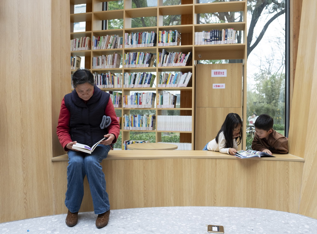 1月18日,市民在苏州市工人文化宫读书休闲。