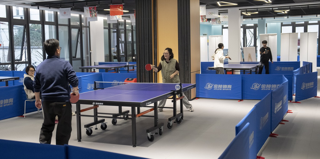 1月18日,人们在苏州市工人文化宫健身楼内打乒乓球。