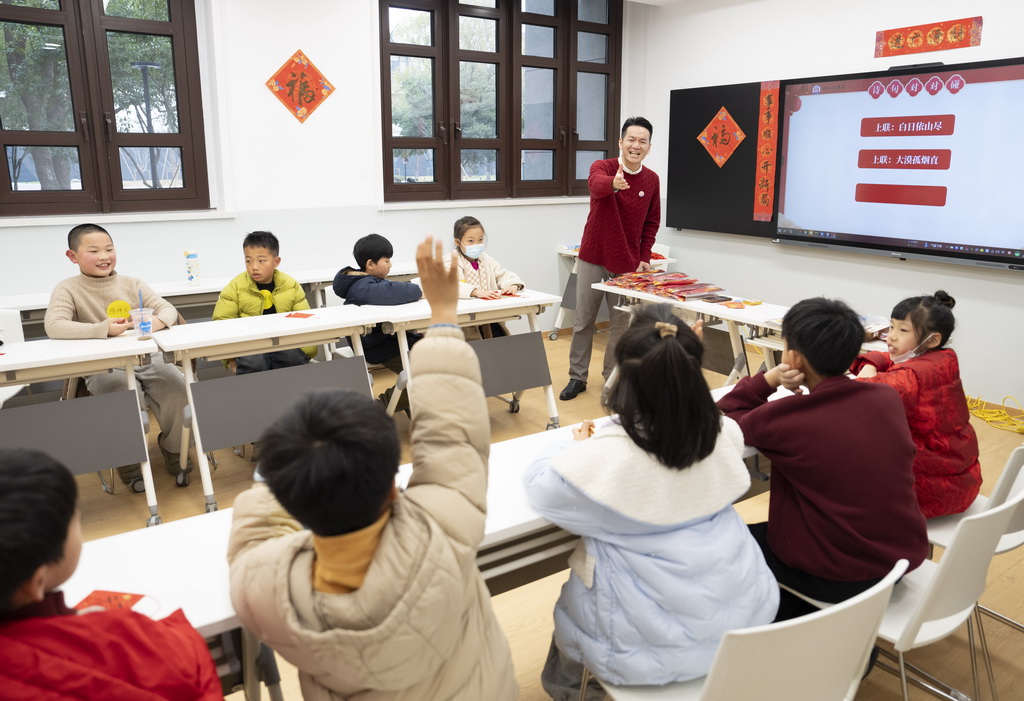 1月18日,小朋友在苏州市工人文化宫文化楼内参加小荷美育活动课。