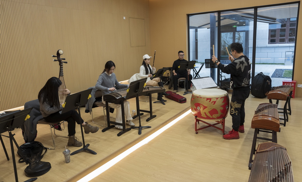 1月19日,在苏州市工人文化宫的职工音乐厅,苏州市职工艺术团繁星乐团在排练年会表演乐曲《九州同》。