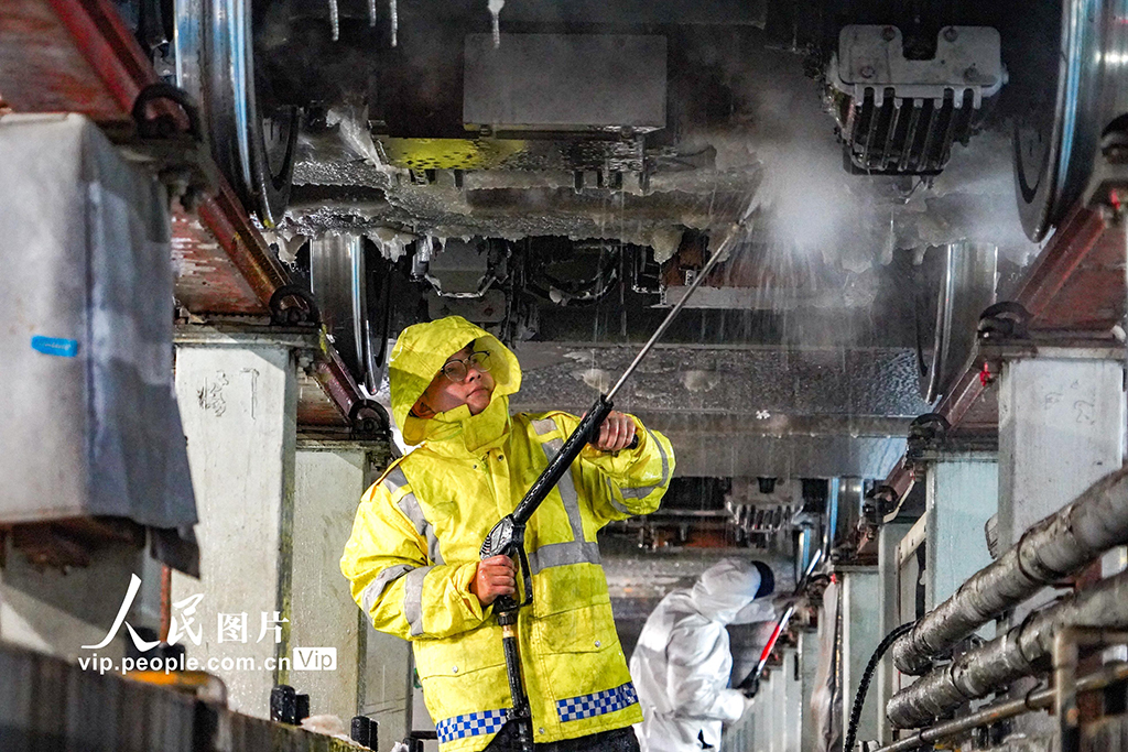 河南鄭州：融冰除雪 保障列車安全運行【5】
