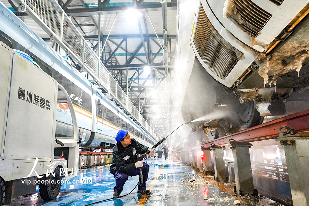 河南鄭州:融冰除雪 保障列車安全運行【2】