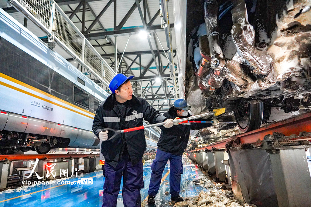 河南鄭州：融冰除雪 保障列車安全運行【3】