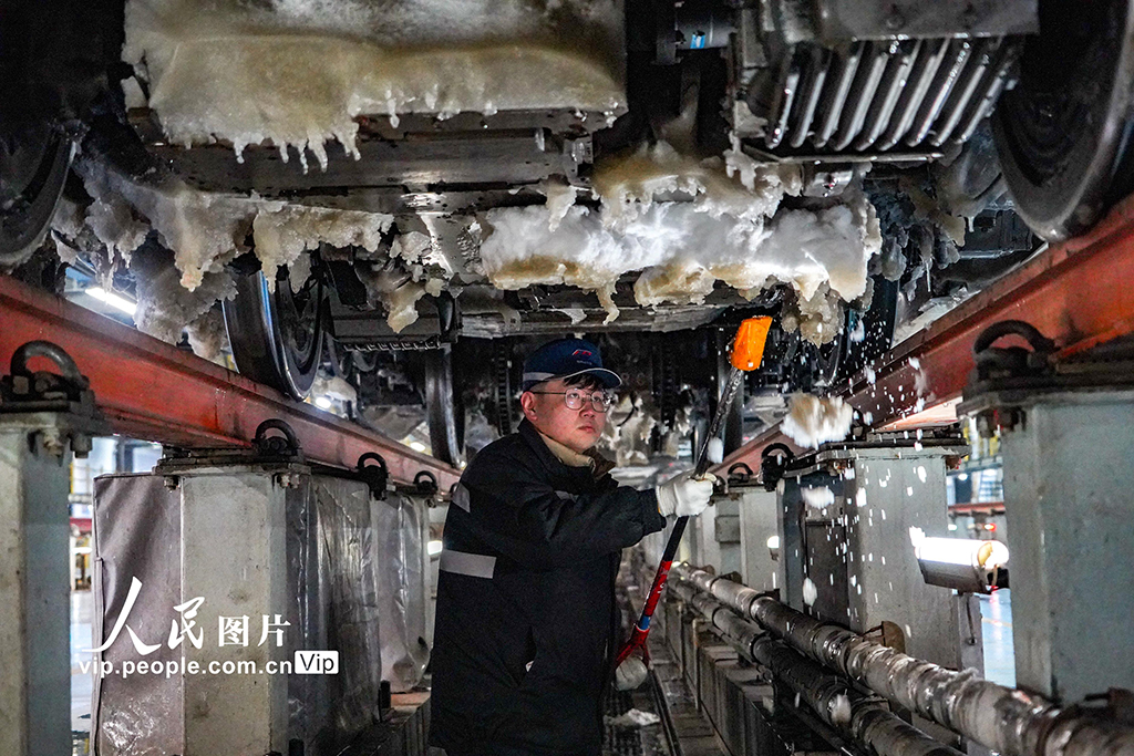 河南鄭州：融冰除雪 保障列車安全運行【6】
