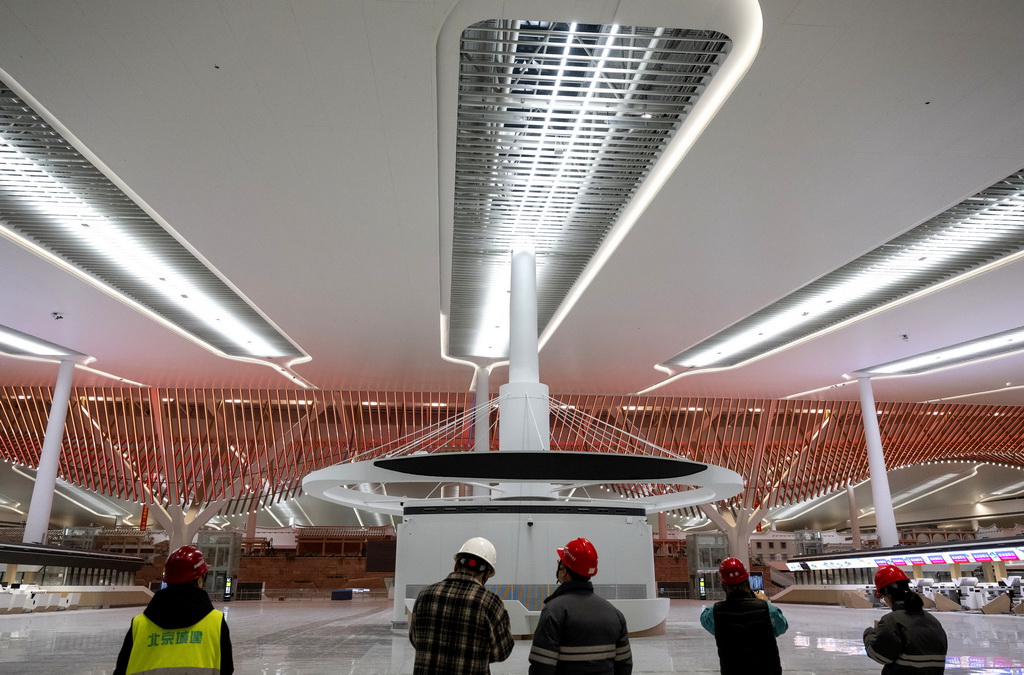 工作人员对厦门翔安国际机场供电设备进行特巡与状态检测,确保航站楼灯光系统正常运行(1月20日摄)。