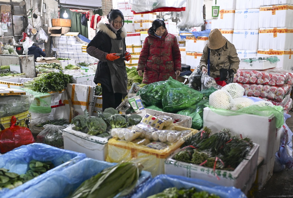 1月21日，市民在位于乌鲁木齐市沙依巴克区的凌庆蔬菜批发市场选购蔬菜。