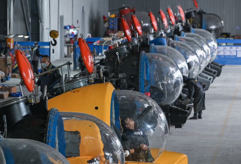 1月20日，重庆坤联机械制造有限公司生产厂房内，工人进行交付前的整备工作。