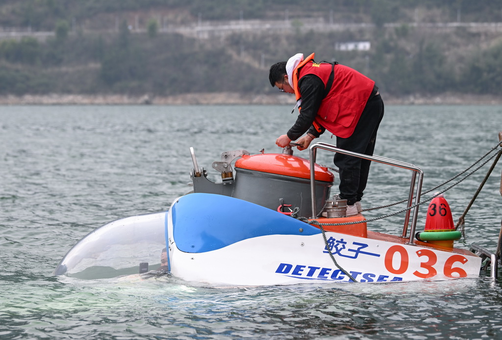 1月21日，重慶坤聯機械制造有限公司技術人員在重慶巫山雙龍湖進行潛水器測試工作。
