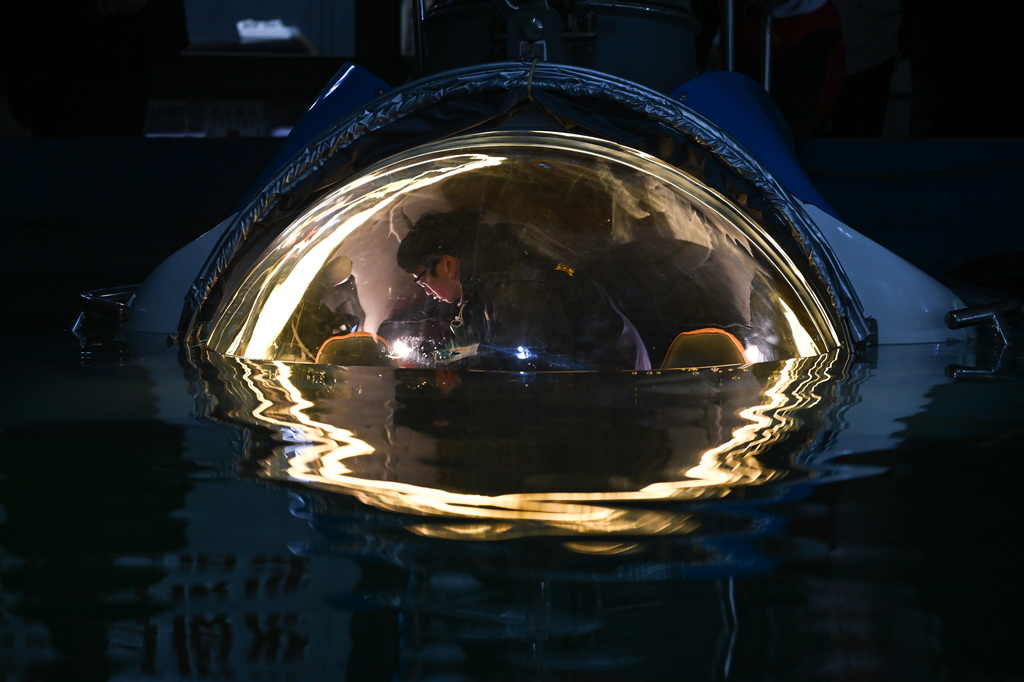 1月20日，重慶坤聯機械制造有限公司生產廠房內，技術人員在調試潛水器的電腦參數。