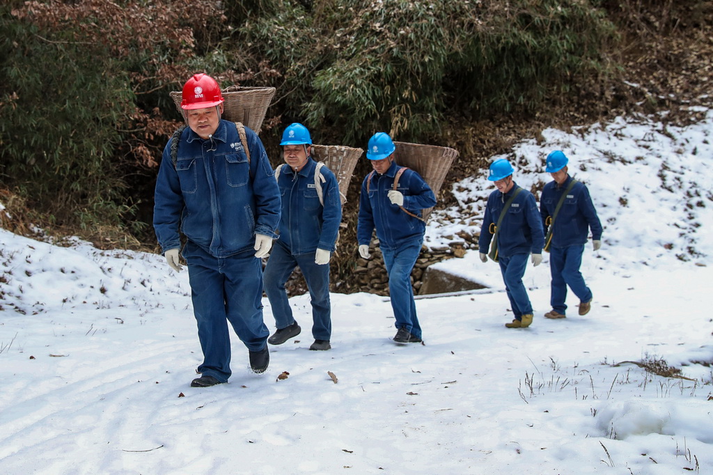 1月18日，在甘肅省隴南市兩當縣泰山鄉，楊店供電所職工踏雪巡檢供電線路（無人機照片）。