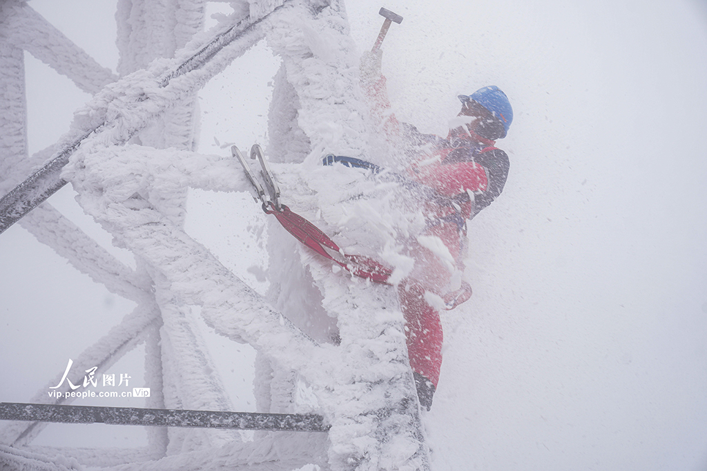 湖北鶴峰：冒雪巡線保供電【5】