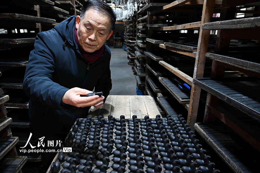 安徽黃山：趕制馬年生肖徽墨【5】