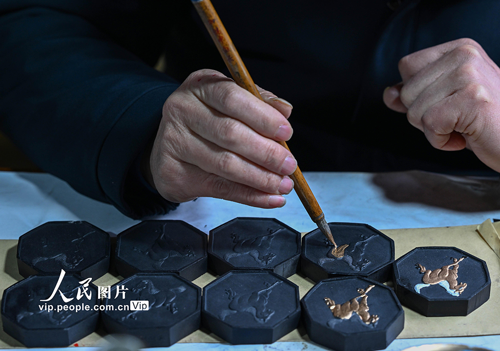 安徽黃山：趕制馬年生肖徽墨【3】