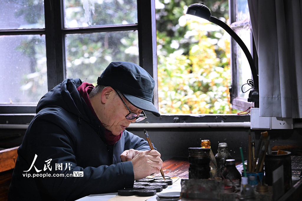 安徽黃山:趕制馬年生肖徽墨【2】