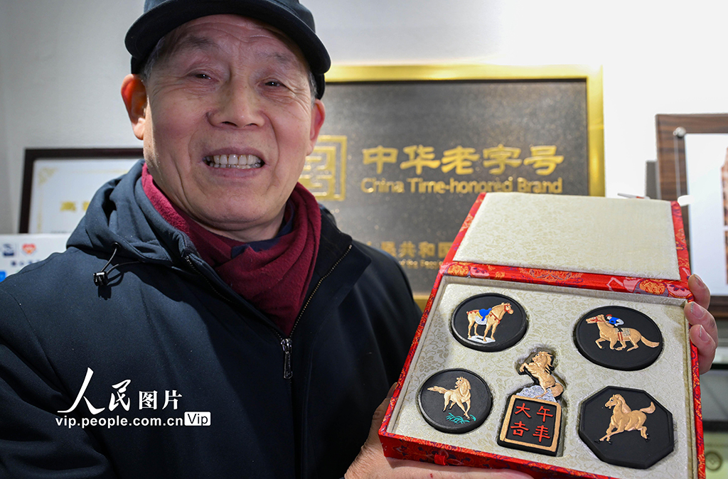 安徽黄山：赶制马年生肖徽墨【7】