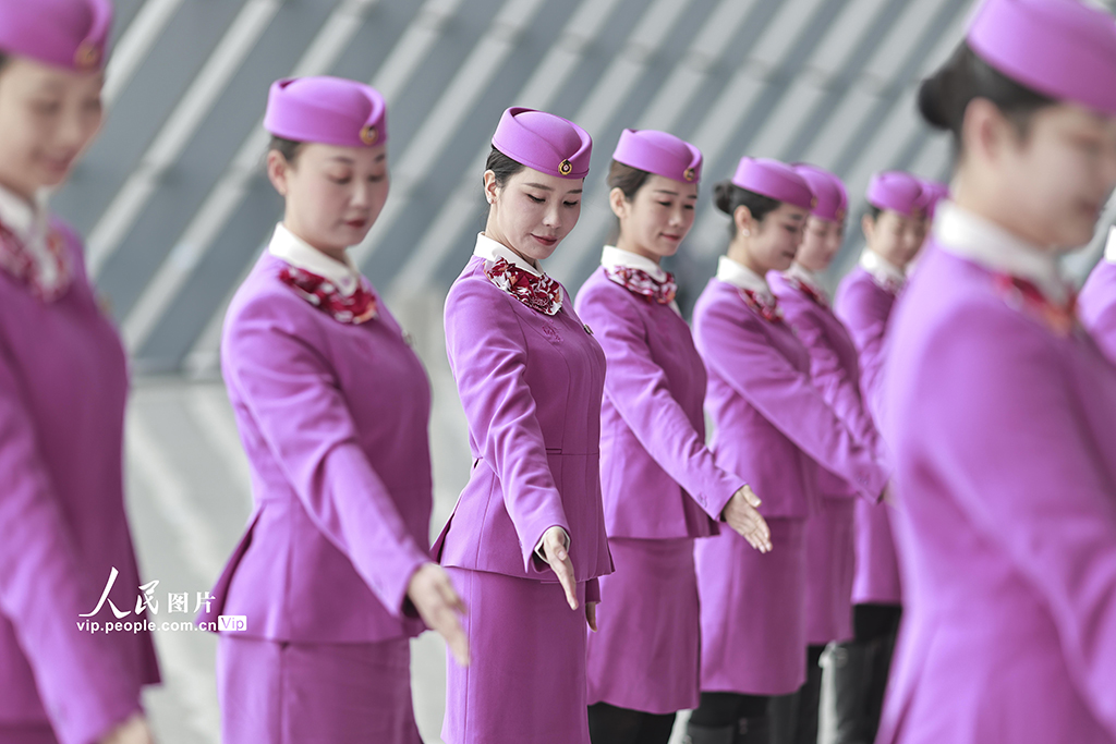 重庆:高铁乘务员集中培训迎春运【6】