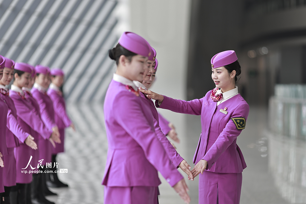 重庆：高铁乘务员集中培训迎春运【2】