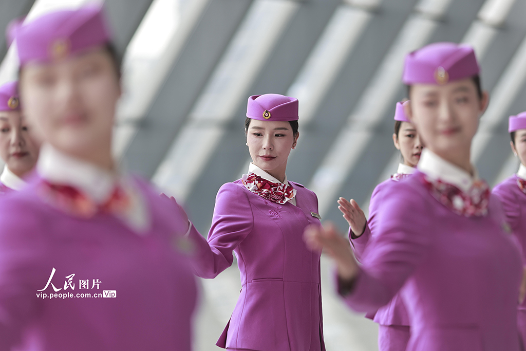 重庆：高铁乘务员集中培训迎春运【3】