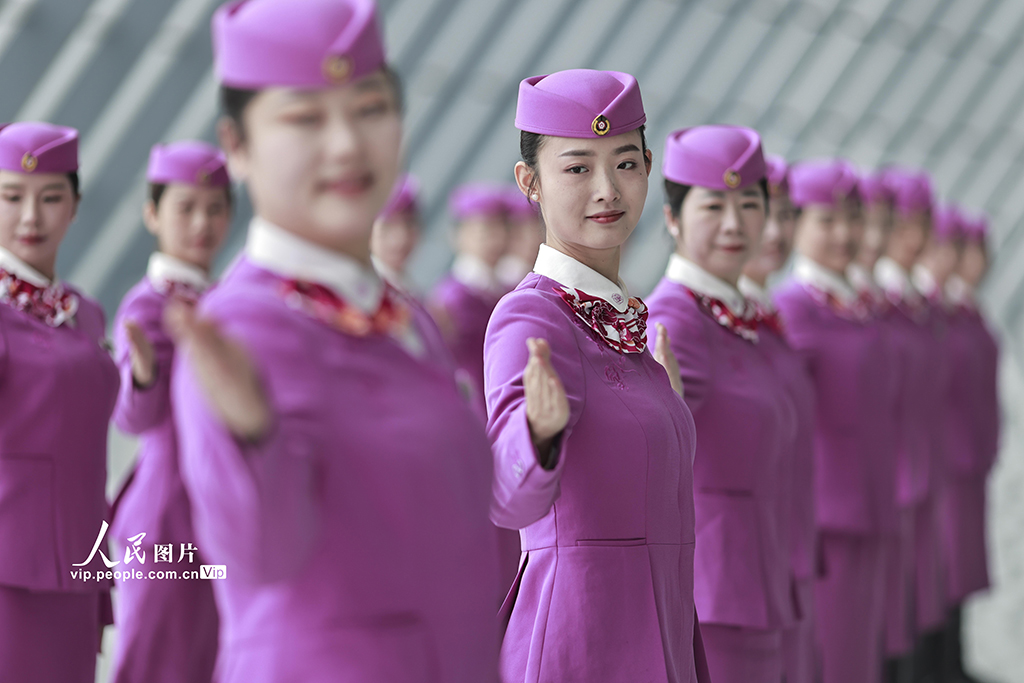 重庆：高铁乘务员集中培训迎春运