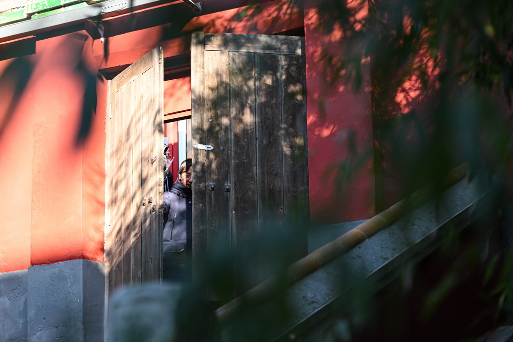 1月22日，在琉璃阁院落腾退移交仪式后，参与人员举行“推门仪式”，象征院落间的贯通。