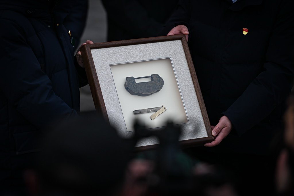 这是1月22日拍摄的琉璃阁院落腾退移交仪式的“交钥匙”环节。