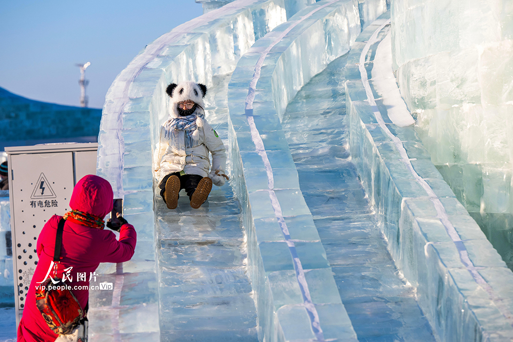 黑龍江哈爾濱:冰雪大世界人氣旺【3】