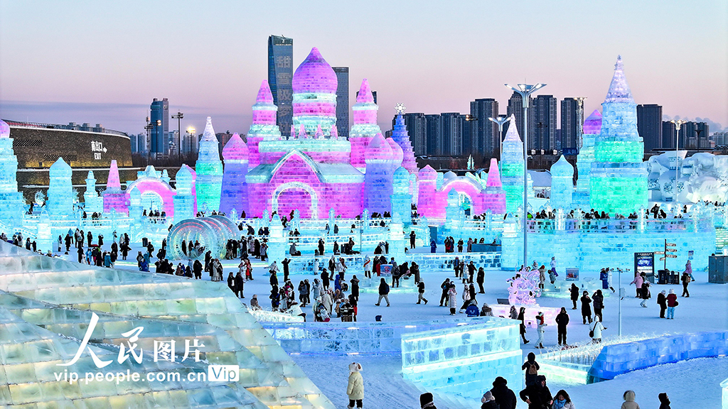 黑龍江哈爾濱:冰雪大世界人氣旺【2】