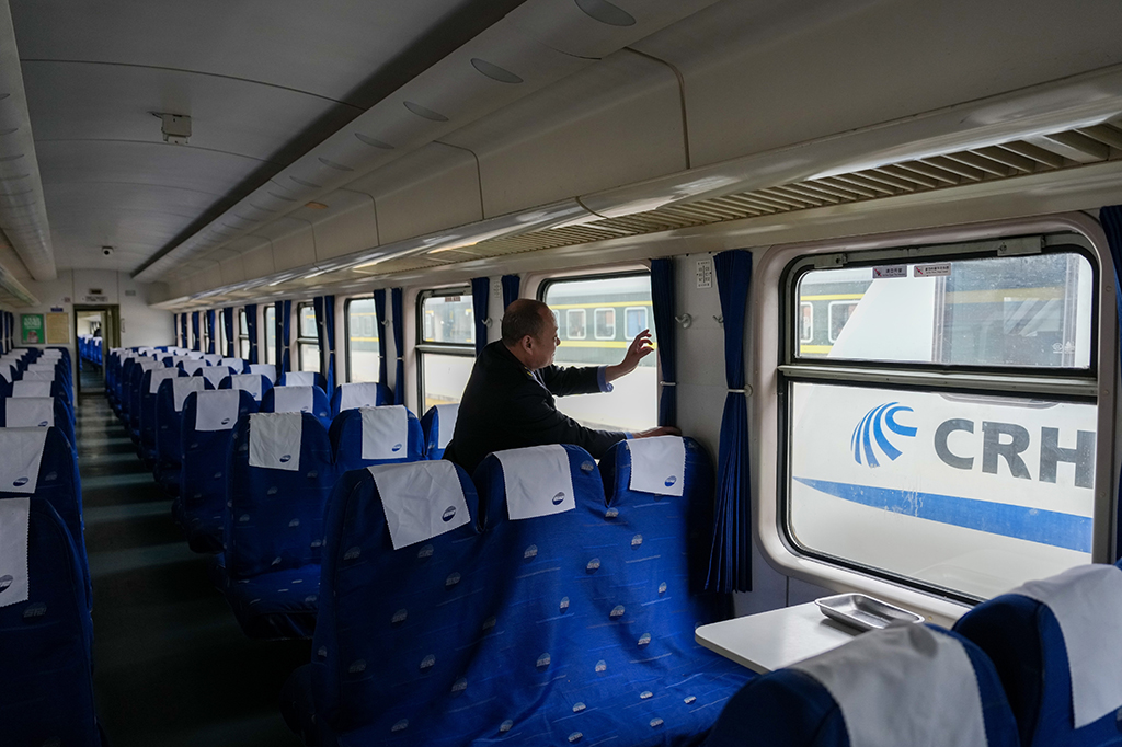 1月25日,K303次列車的列車員在車廂裡做發車前准備。