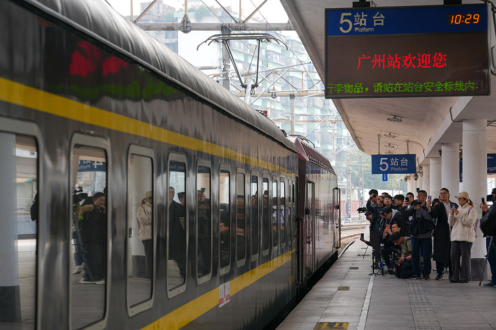 1月25日，在廣州火車站，K303次列車准備發車。