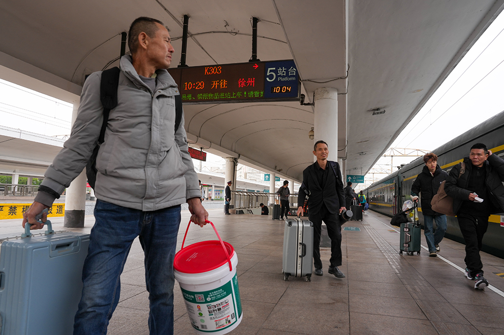 1月25日,在廣州火車站,旅客准備登上K303次列車。