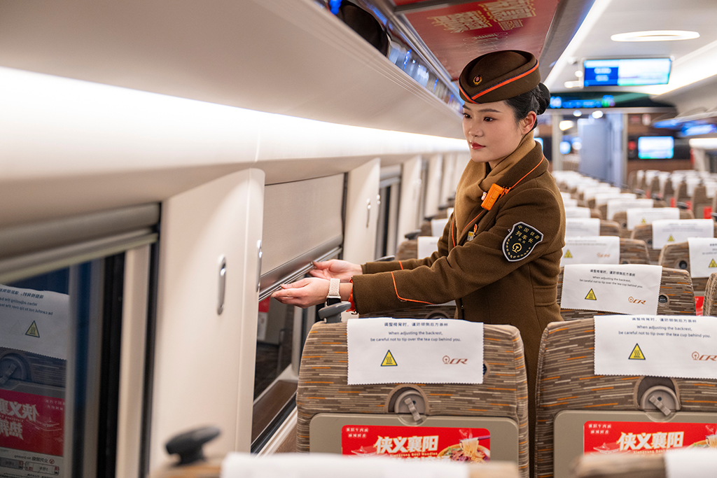 1月26日,在G340次列車上,列車長在進行始發前的車廂整備。當日,武漢至北京西G68次車次改為G340次。新華社記者 伍志尊 攝