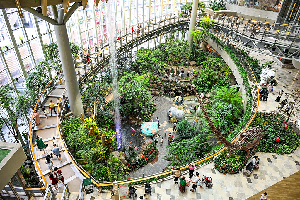 2025年6月7日，消費者在重慶市兩江新區光環購物公園游覽。新華社記者 王全超 攝