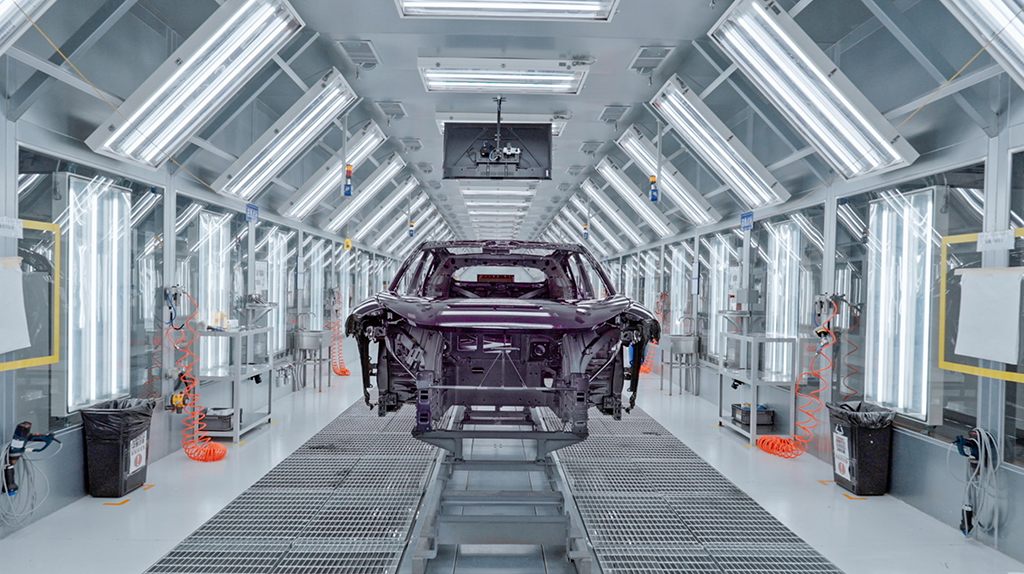 2025年7月28日在重慶市拍攝的阿維塔數智工廠生產車間。新華社記者 陳誠 攝