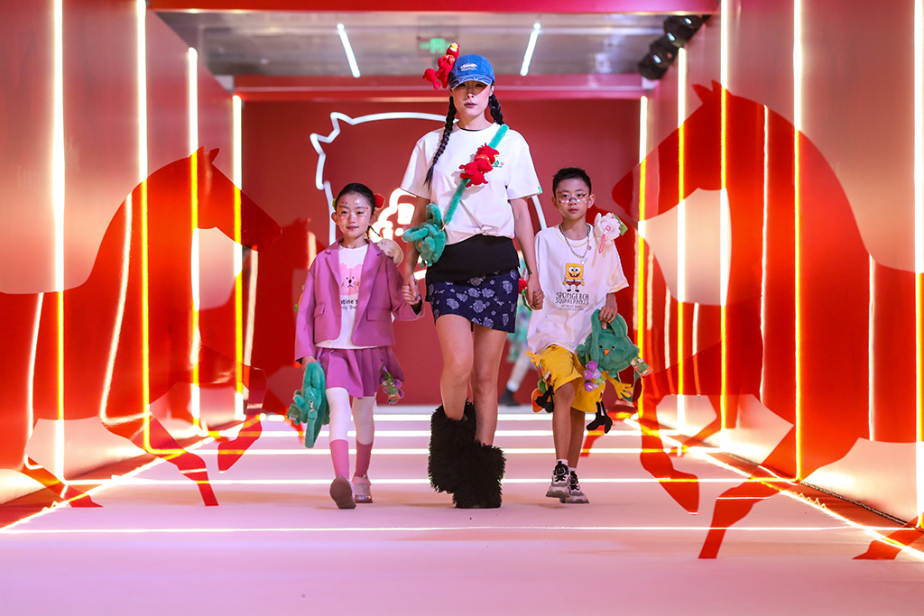 1月26日晚，在甘肅省博物館一樓大廳，模特（中）佩戴新款馬踏飛燕賀歲毛絨玩偶“紅運當頭馬”走秀。