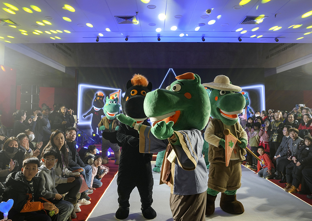 1月26日晚，在甘肅省博物館一樓大廳，馬踏飛燕IP人偶在“馬力全開——博物館啟航夜”活動現場與觀眾互動。