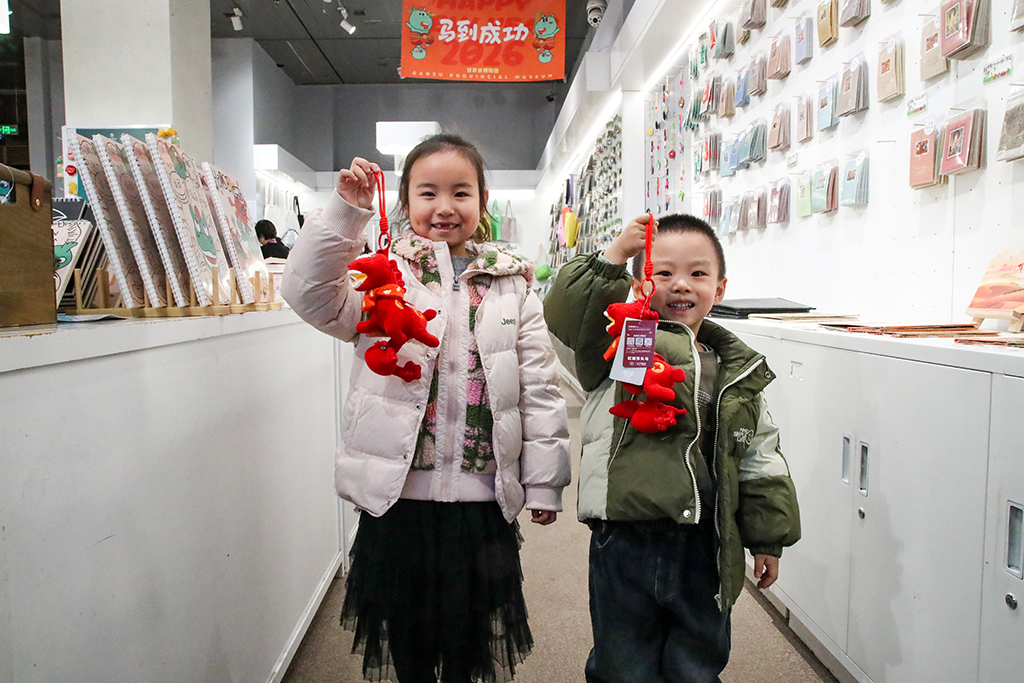 1月26日晚，在甘肅省博物館文創商店，小朋友展示剛購買的新款馬踏飛燕賀歲毛絨玩偶“紅運當頭馬”。